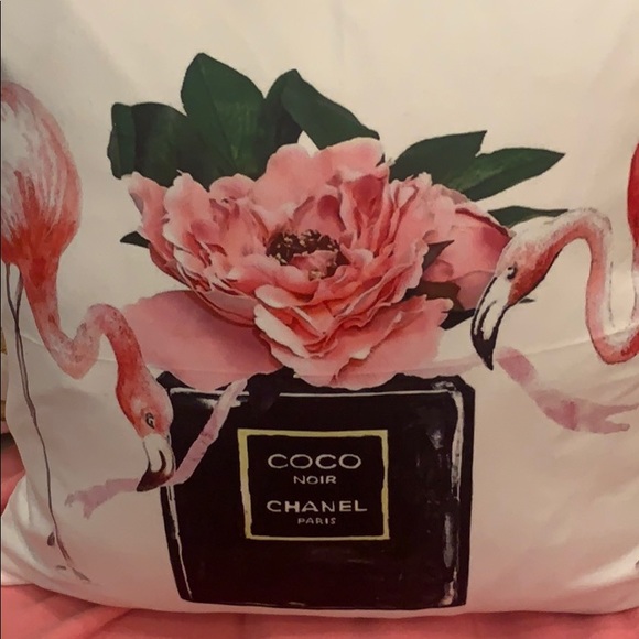 CHIC PILLOW - Picture 2 of 3